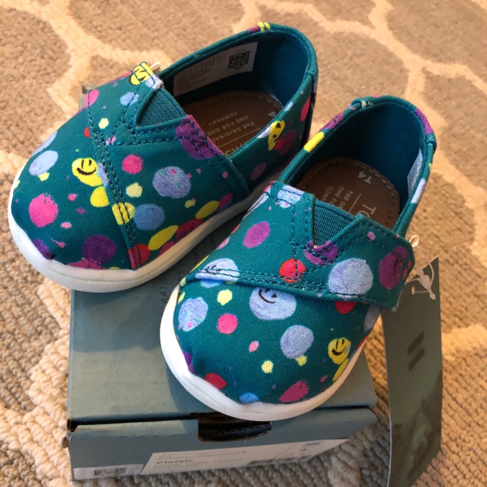 NWT Toms Tiny 4 classic deep lake happy dot print